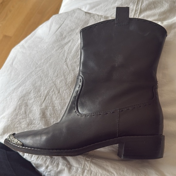 Designer boots w toe embellishment - Picture 9 of 9